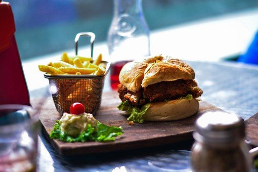 Voormalige restauranthoudster moet als borg facturen accountant betalen