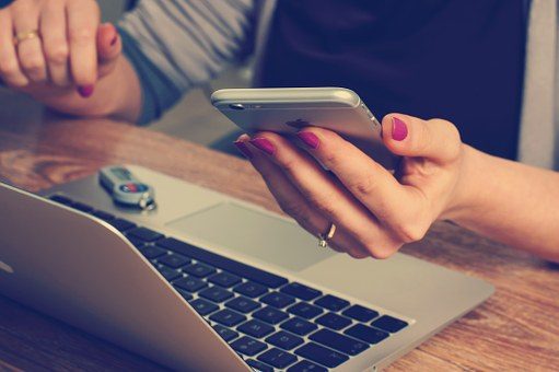 Gebruik (social) media telt niet mee voor voldoen aan urencriterium