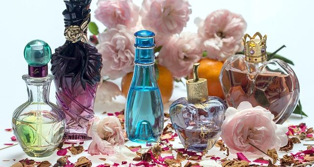 Parfums aanbieden via platform is levering van goederen – geen bemiddelingsdienst