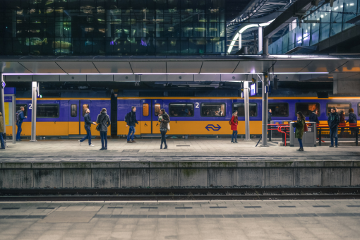 Re-integrerende zieke medewerker weigert extra reistijd – loonstop terecht?